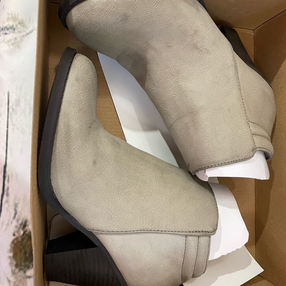 Mia booties size 6.5. New in box no tags, never worn